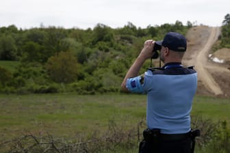 Ein Frontex-Beamter an der albanisch-griechischen Grenze: Die europäische Grenzschutzbehörde ist nun auch an der Grenze von Litauen zu Belarus aktiv.