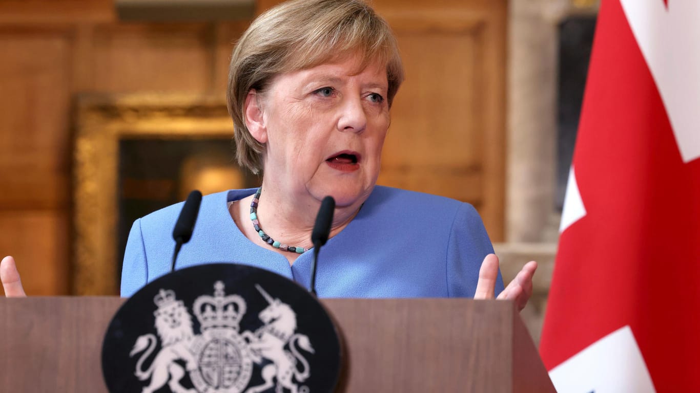 Angela Merkel bei ihrem Besuch in London: Die Bundeskanzlerin kritisierte die britischen Pläne für die EM-Spiele mit Zuschauern.