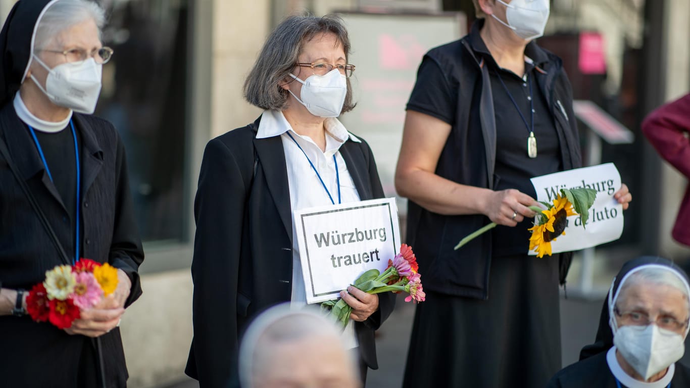 Menschenkette zum Gedenken an Opfer in Würzburg: Vor einer Woche tötete ein 24-jähriger Somalier hier drei Frauen.