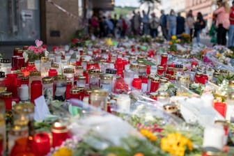 Menschenkette, Blumen und Kerzen zum Gedenken der Opfer in Würzburg: Rund 600 Menschen reihten sich nahe dem Tatort aneinander.
