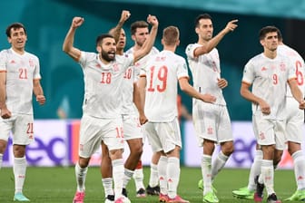 Halbfinale gesichert: Spaniens Spieler jubeln über den Sieg gegen die Schweiz.