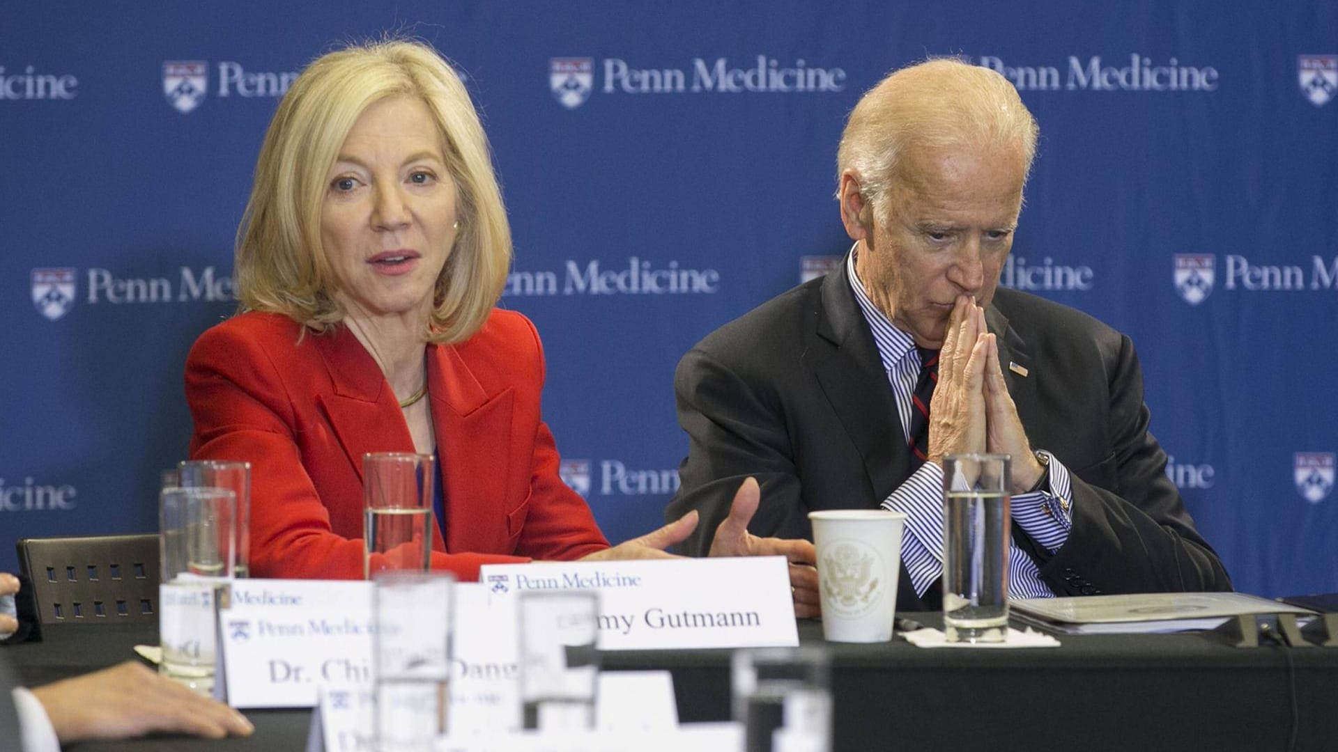 Amy Gutmann (links) bei einer Pressekonferenz mit Joe Biden. Sie soll die USA in Berlin vertreten. Amy Gutmann (links) bei einer Pressekonferenz mit Joe Biden. Sie soll die USA in Berlin vertreten.