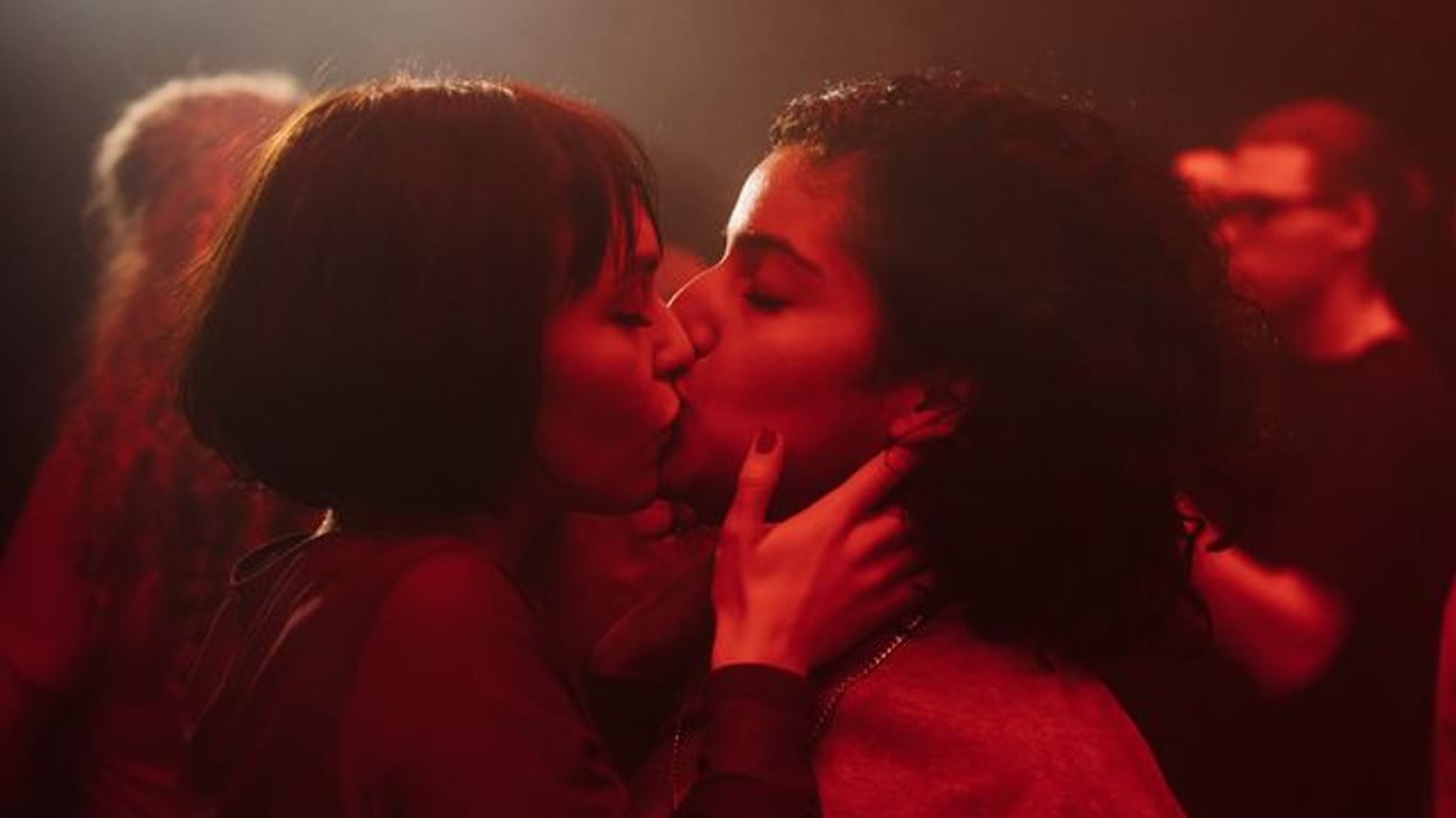 Lara (Emma Drogunova, l) und Hanna (Banafshe Hourmazdi) küssen sich.