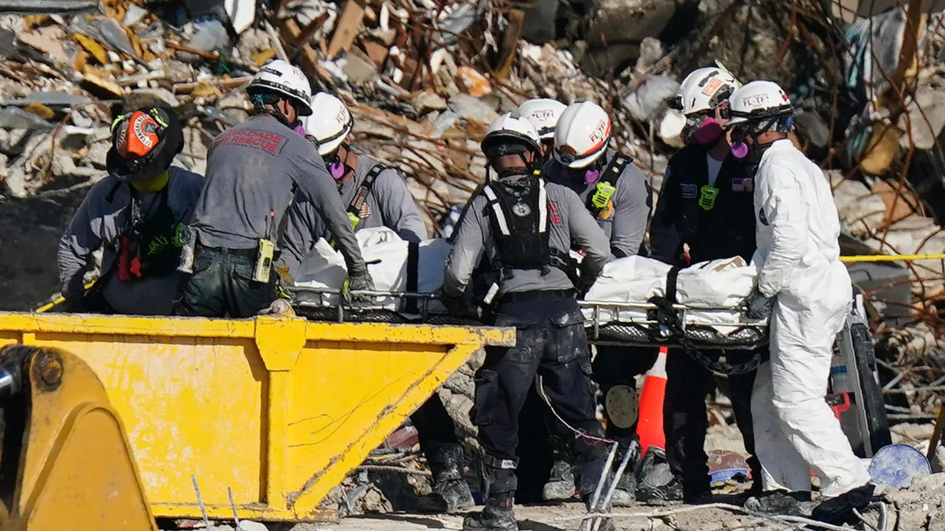 Rettungskräfte bergen weitere Opfer in den Trümmern des Gebäudekomplexes in Miami.