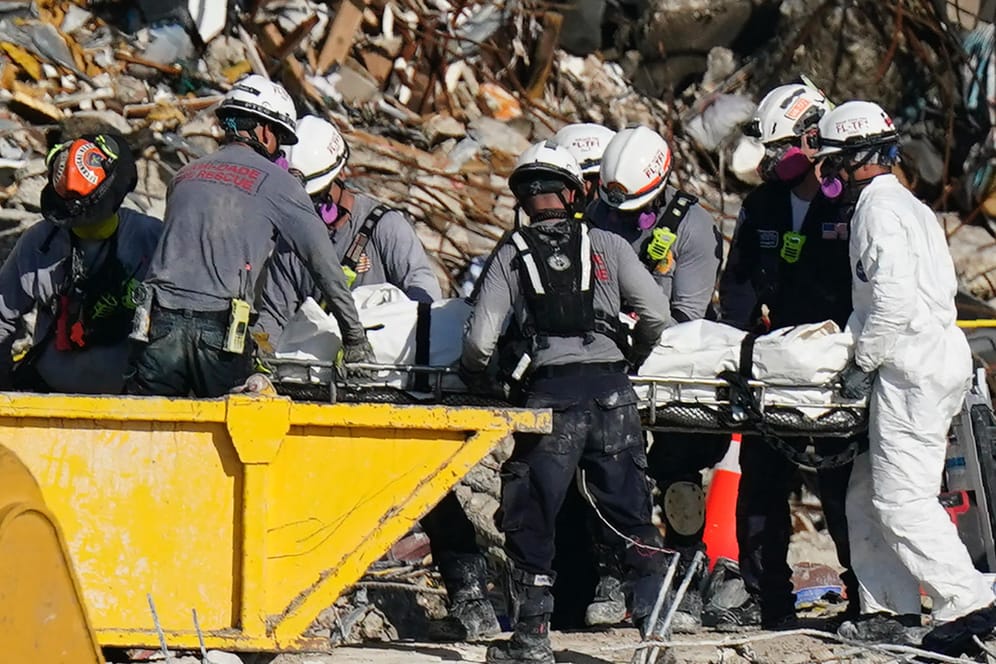 Rettungskräfte bergen weitere Opfer in den Trümmern des Gebäudekomplexes in Miami.