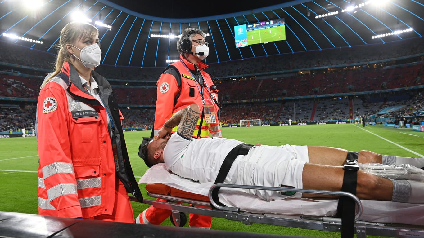 Leonardo Spinazzola wird verletzt vom Platz getragen. Seine Verletzung scheint schwerer zu sein.