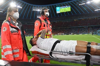 Leonardo Spinazzola wird verletzt vom Platz getragen. Seine Verletzung scheint schwerer zu sein.