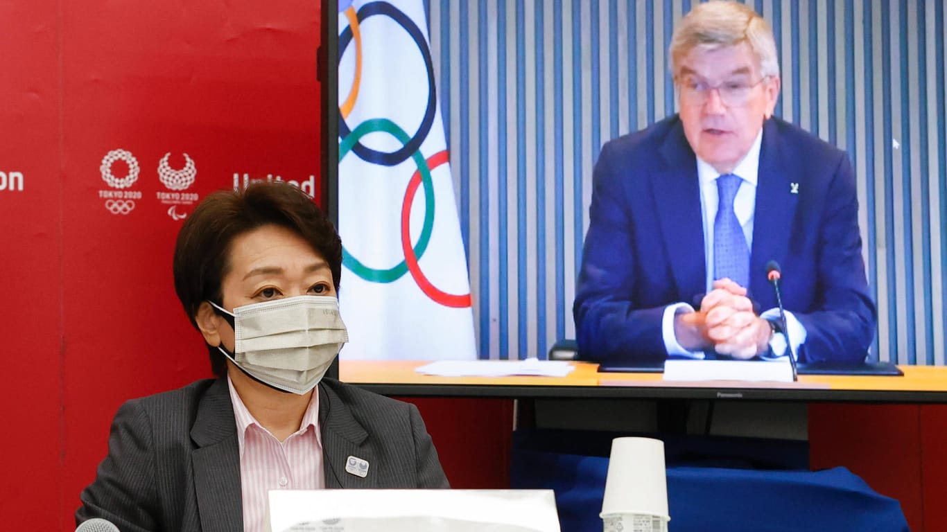 IOC-Präsident Thomas Bach (im Videobild) und die Vorsitzende der Tokyo-Spiele, Seiko Hashimoto, bei einer Pressekonferenz (Archivbild). Bei den Spielen sollen Athleten mehr Spielraum für Meinungsbekundungen haben.