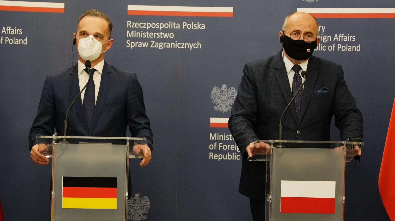 Heiko Maas und Zbigniew Rau bei einer Pressekonferenz in Warschau: Die Außenminister betonen zwar Einigkeit, ungelöste Konflikte gibt es dennoch.