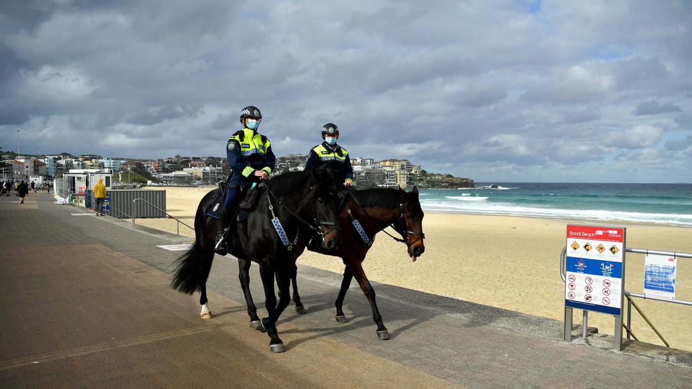 Polizei auf Pferden patrouilliert am Bondi Beach in Sydney: Die Metropole ist derzeit im Lockdown.