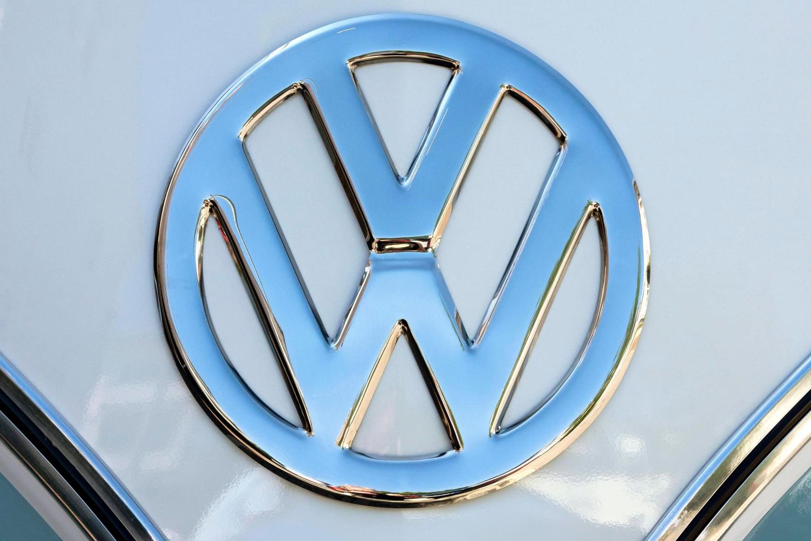 VW Logo: Der Autohersteller ändert das Finanzierungskonzept seiner Neuwagen.