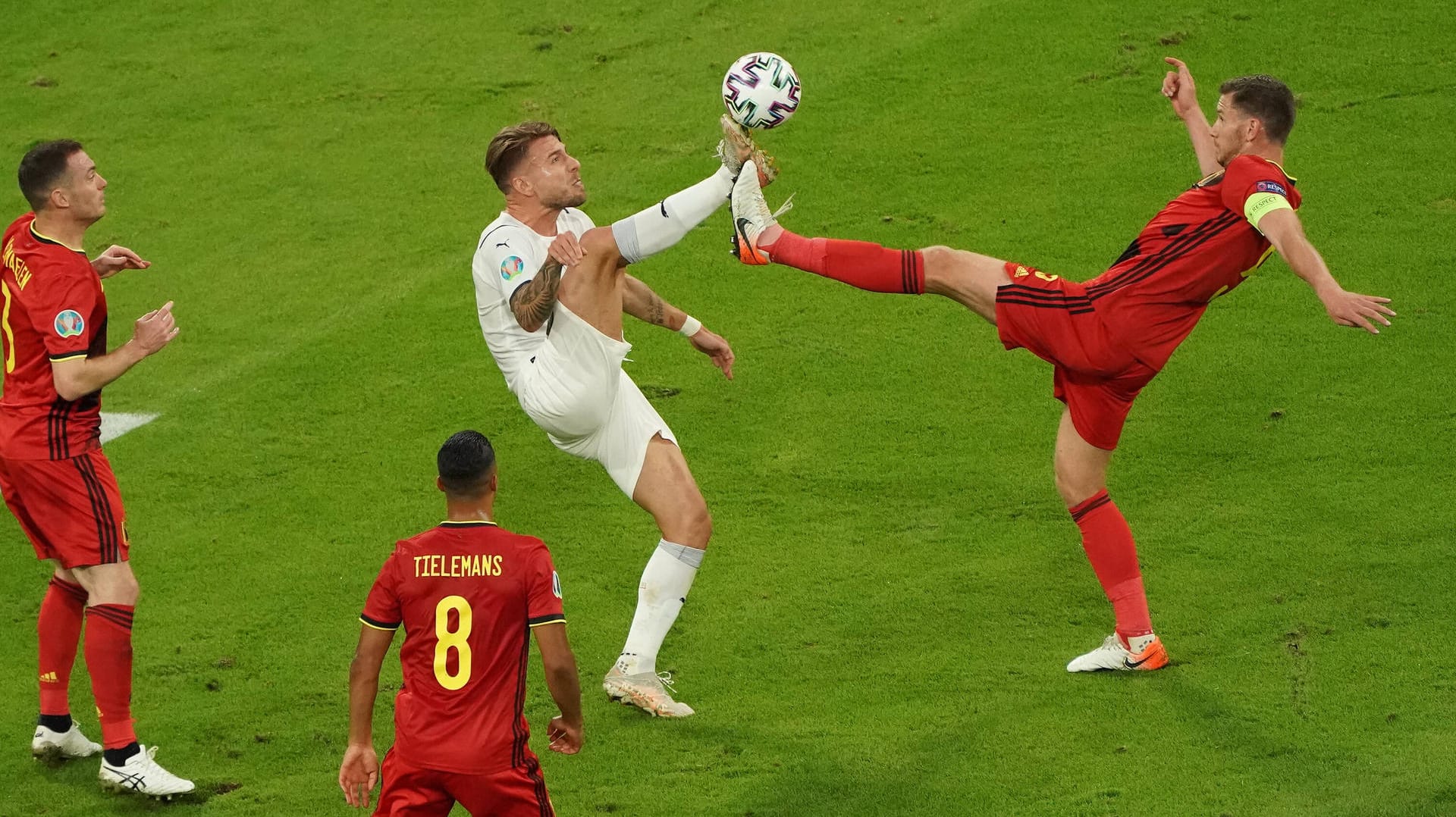 Hoch das Bein: Nach diesem Zweikampf mit Belgiens Kapitän Jan Vertonghen ging Italiens Ciro Immobile (l.) theatralisch zu Boden – um kurz danach zu dokumentieren, dass er nur simulierte.