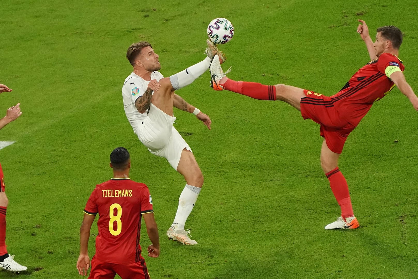 Hoch das Bein: Nach diesem Zweikampf mit Belgiens Kapitän Jan Vertonghen ging Italiens Ciro Immobile (l.) theatralisch zu Boden – um kurz danach zu dokumentieren, dass er nur simulierte.