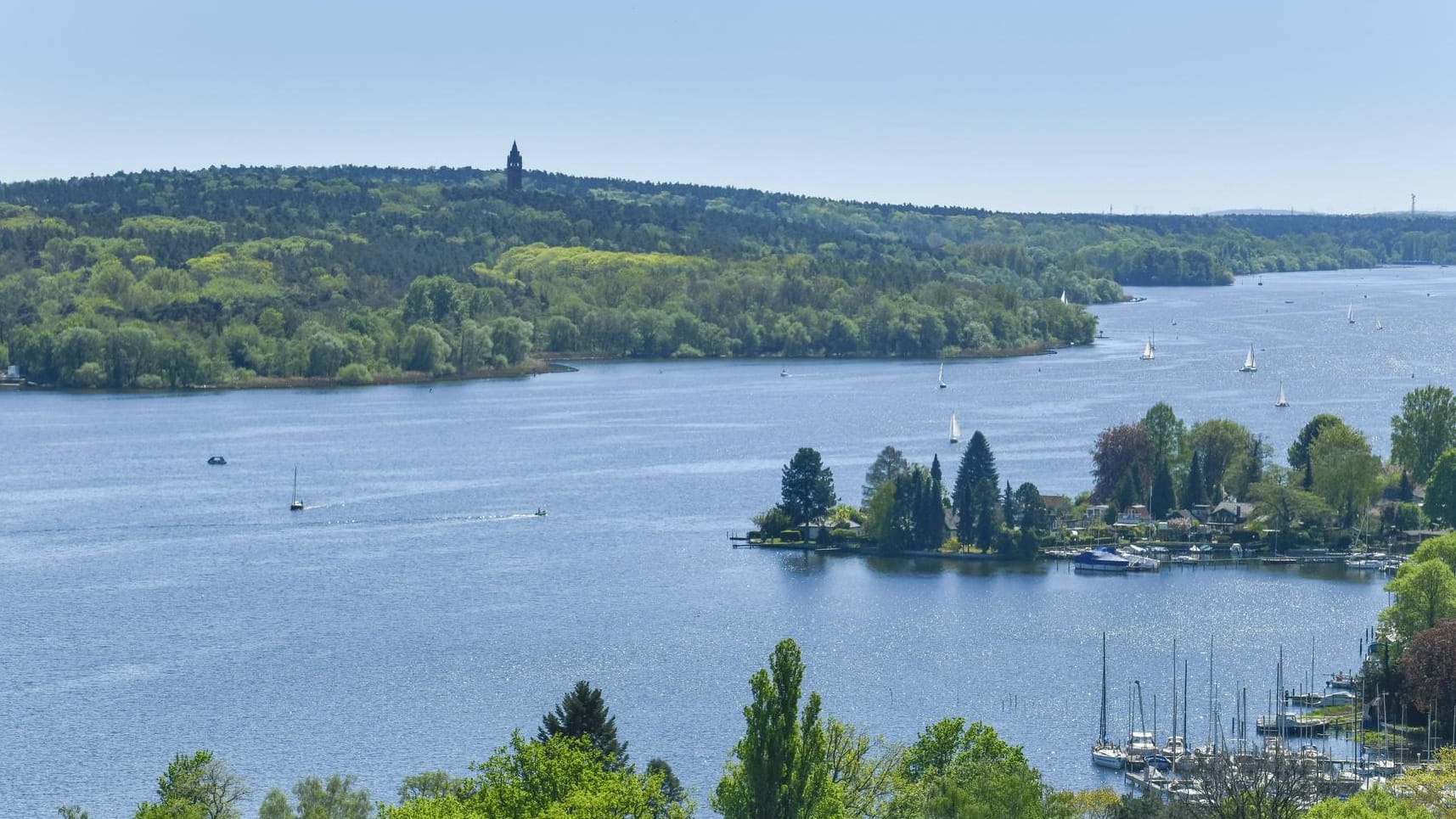 Blick auf die Scharfe Lanke der Havel in Berlin-Spandau: Dort kam es zu einem Einsatz wegen einer Person im Wasser. Blick auf die Scharfe Lanke der Havel in Berlin-Spandau: Dort kam es zu einem Einsatz wegen einer Person im Wasser.