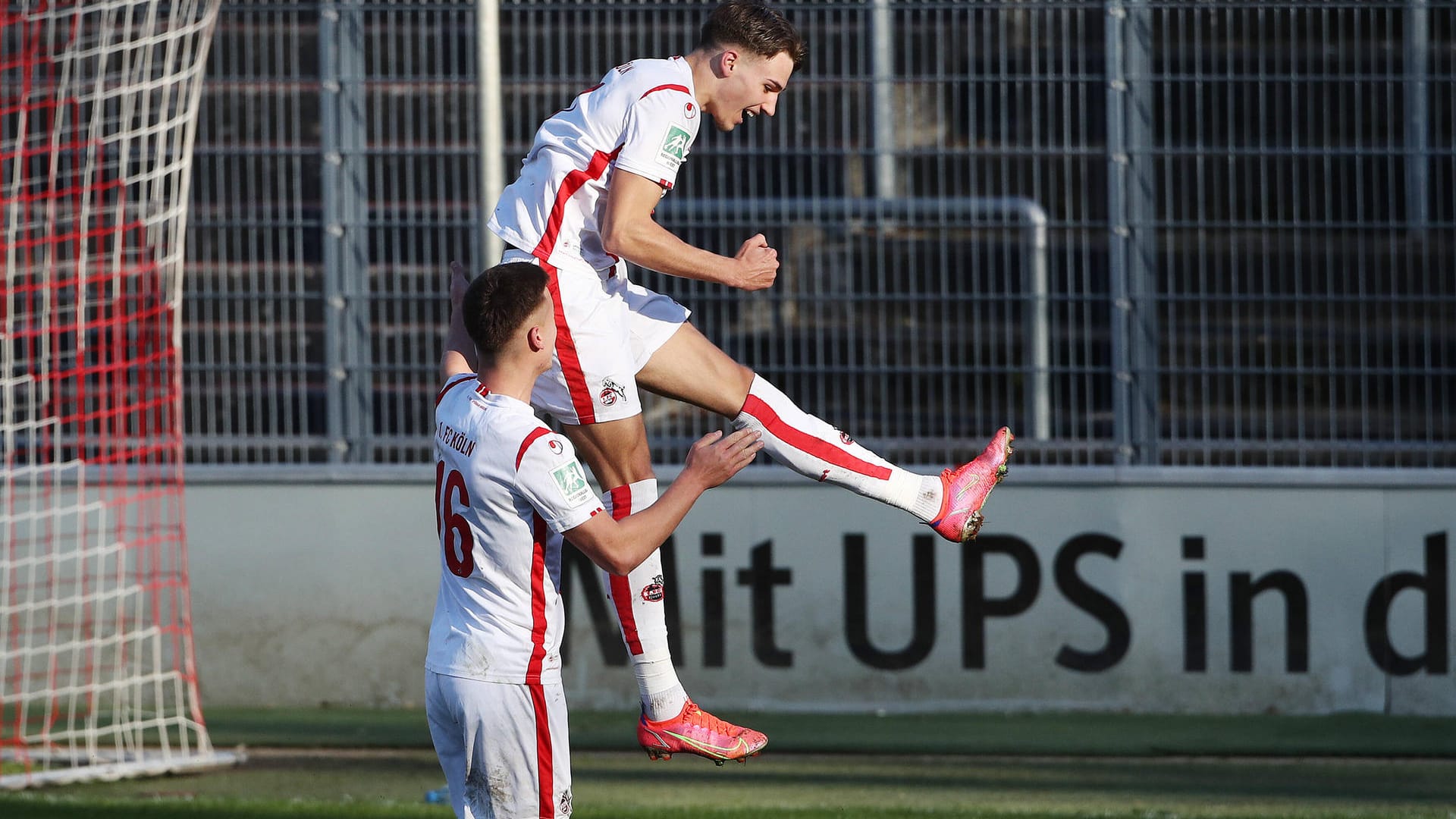 Tim Lemperle und Marvin Obuz (vorne) freuen sich über einen Treffer (Archivbild): Sorgen die beiden Talente in der kommenden Profi-Saison auch für Furore wie in der U21?