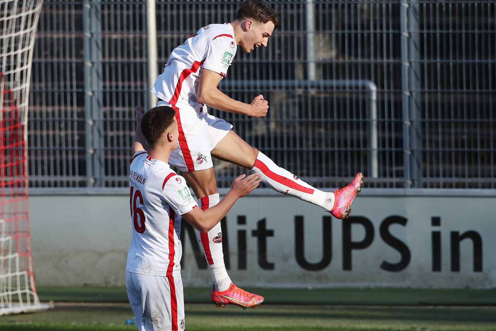 Tim Lemperle und Marvin Obuz (vorne) freuen sich über einen Treffer (Archivbild): Sorgen die beiden Talente in der kommenden Profi-Saison auch für Furore wie in der U21?