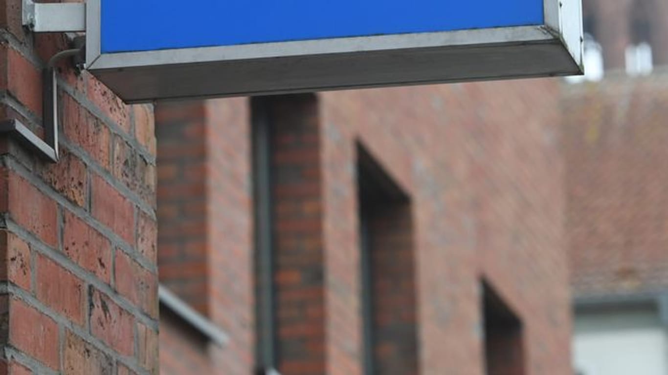 Ein Schild mit dem Schriftzug "Polizei" hängt an einer Polizeiwache (Symbolbild): In Erfurt hatte die Polizei zeitweise nach einem Neunjährigen gesucht.