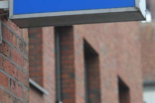 Ein Schild mit dem Schriftzug "Polizei" hängt an einer Polizeiwache (Symbolbild): In Erfurt hatte die Polizei zeitweise nach einem Neunjährigen gesucht.