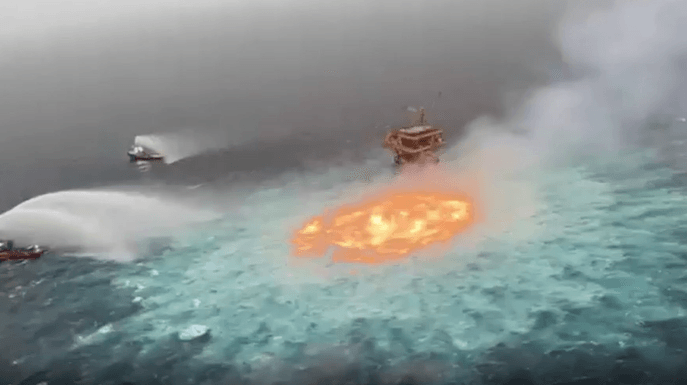 Pipeline undicht: Meer bei Mexiko steht in Flammen