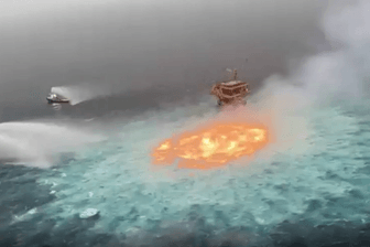 Pipeline undicht: Meer bei Mexiko steht in Flammen