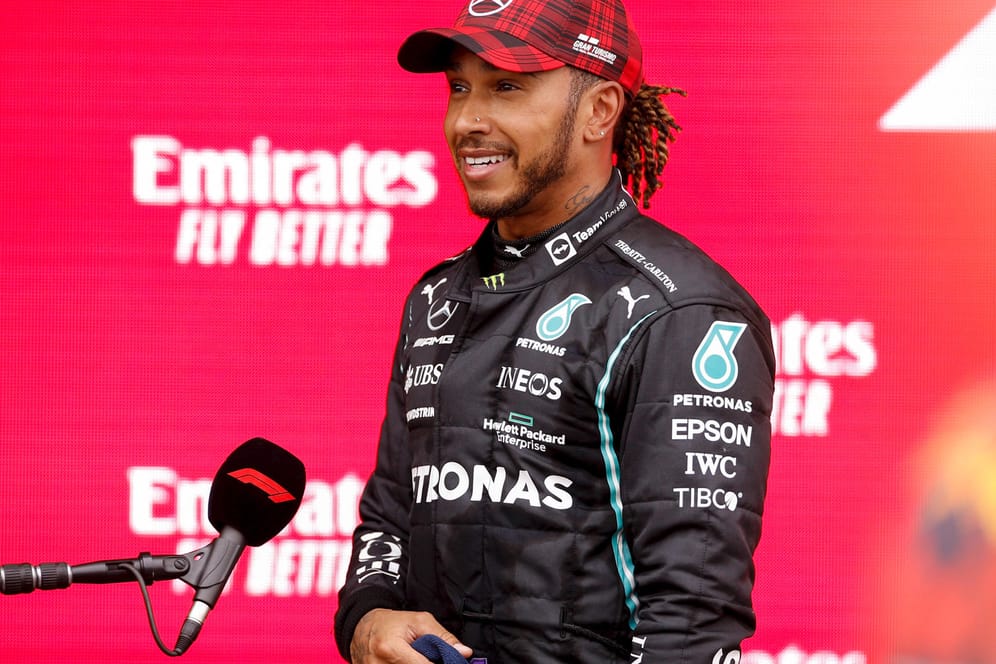 Weltmeister Lewis Hamilton fährt weiter für Mercedes.