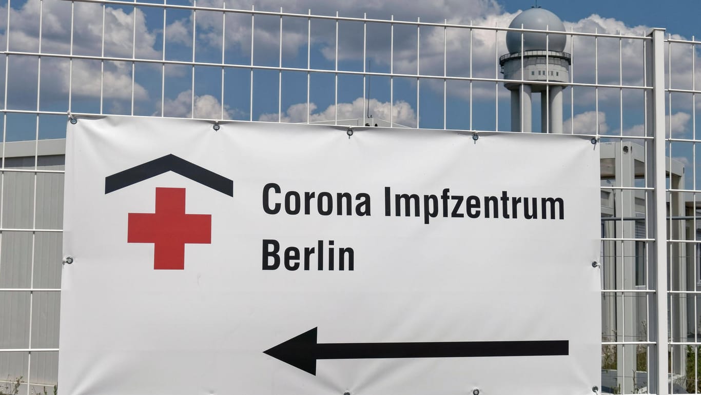 Ein Pfeil weist den Weg zum Corona-Impfzentrum in Tempelhof (Archivbild): Der DRK-Präsident Czaja fordert eine Abgabe für Menschen, die ihre Impftermine nicht absagen.