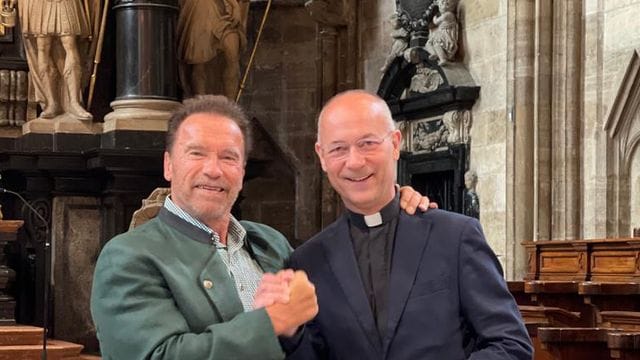 Arnold Schwarzenegger (l) und Dompfarrer Toni Faber im Stephansdom. Arnold Schwarzenegger (l) und Dompfarrer Toni Faber im Stephansdom.