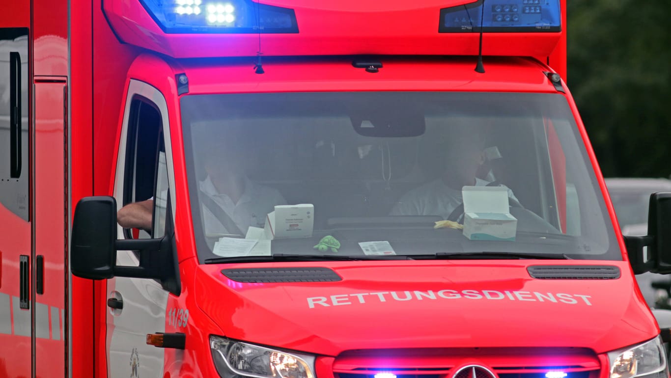 Notarztwagen (Symbolbild): Bei einem Unfall auf der Autobahn 5 in Hessen ist ein Mann ums Leben gekommen.