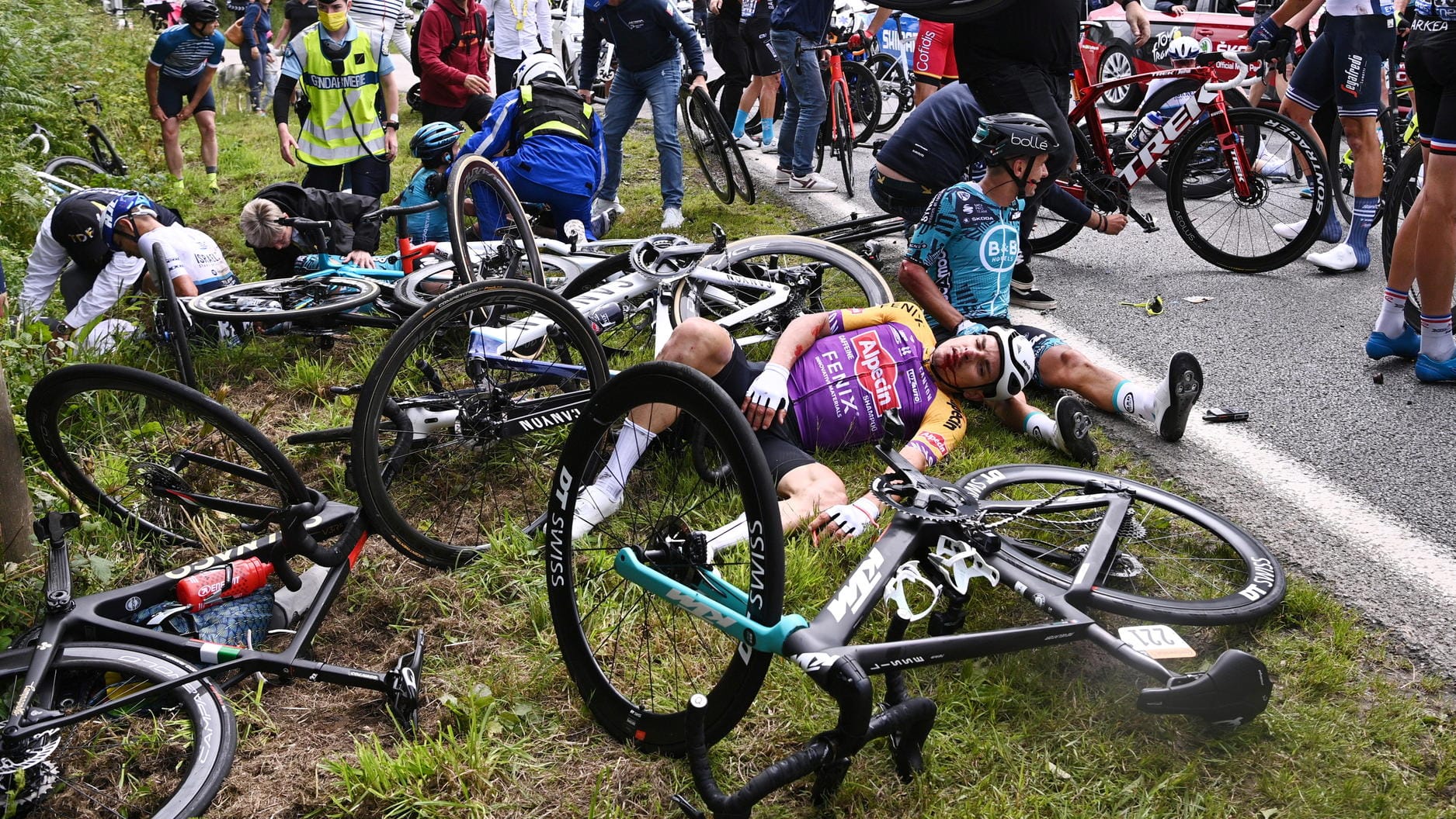 Nach dem Sturz auf der 1. Etappe: Bryan Coquard vom Team KTM am Boden.