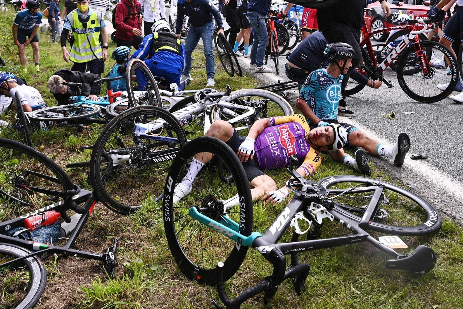 Nach dem Sturz auf der 1. Etappe: Bryan Coquard vom Team KTM am Boden.