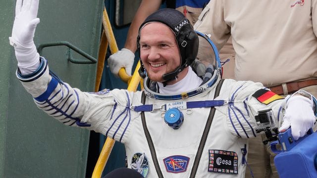 Der deutsche Astronaut Alexander Gerst 2018 vor dem Abflug zur Raumstation ISS. Der deutsche Astronaut Alexander Gerst 2018 vor dem Abflug zur Raumstation ISS.