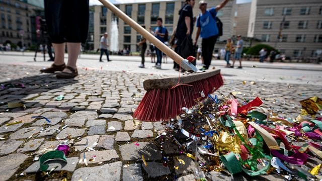 Konfettiregen vor dem Brandenburger Tor