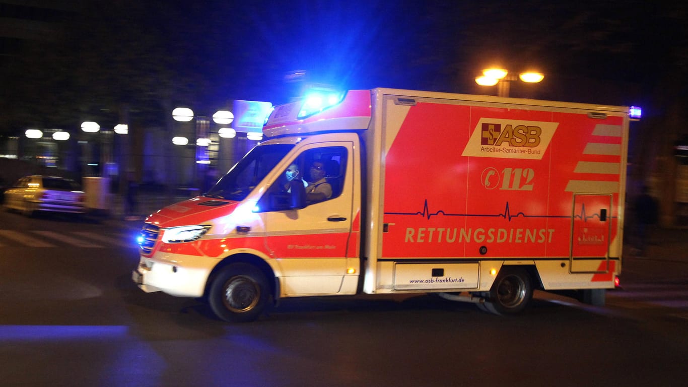 Rettungswagen (Symbolbild): Ein Jugendlicher starb bei einem Verkehrsunfall in Hessen.