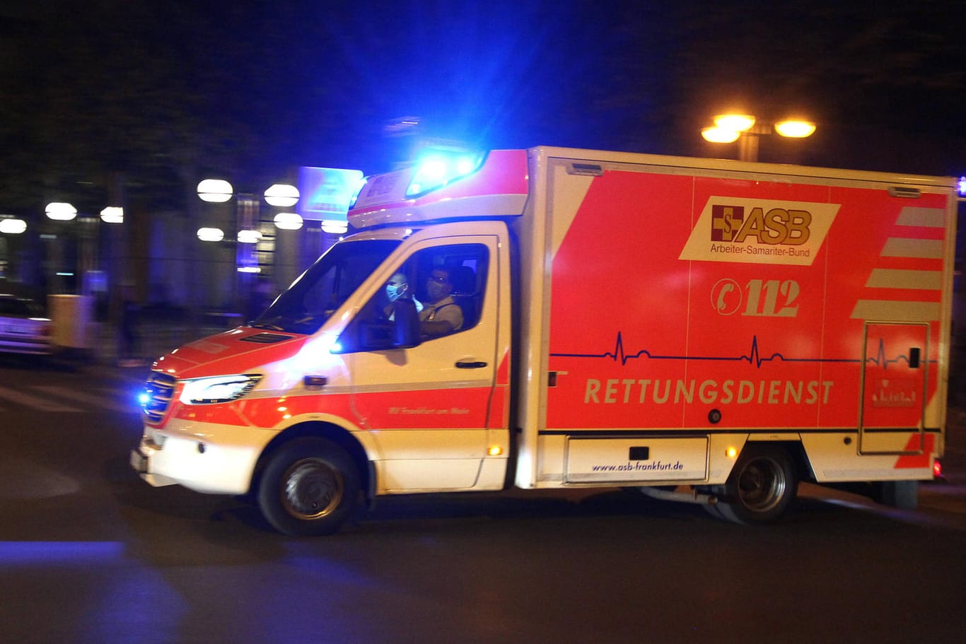 Rettungswagen (Symbolbild): Ein Jugendlicher starb bei einem Verkehrsunfall in Hessen.