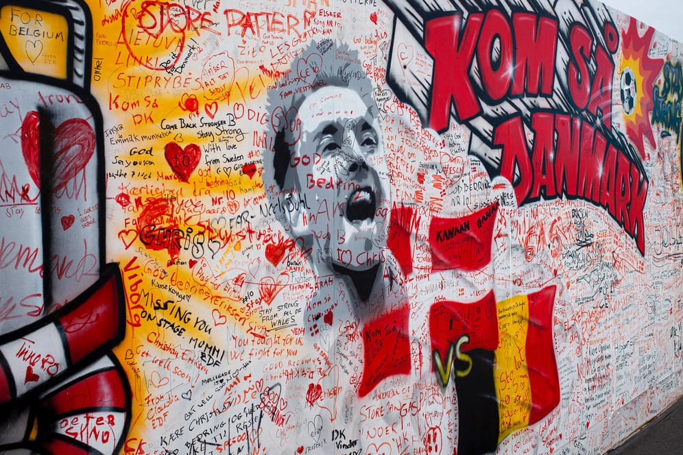 Graffiti-Wand in Kopenhagen mit Wünschen für Christian Eriksen: Der dänische Nationalspieler befindet sich auf dem Weg der Besserung.