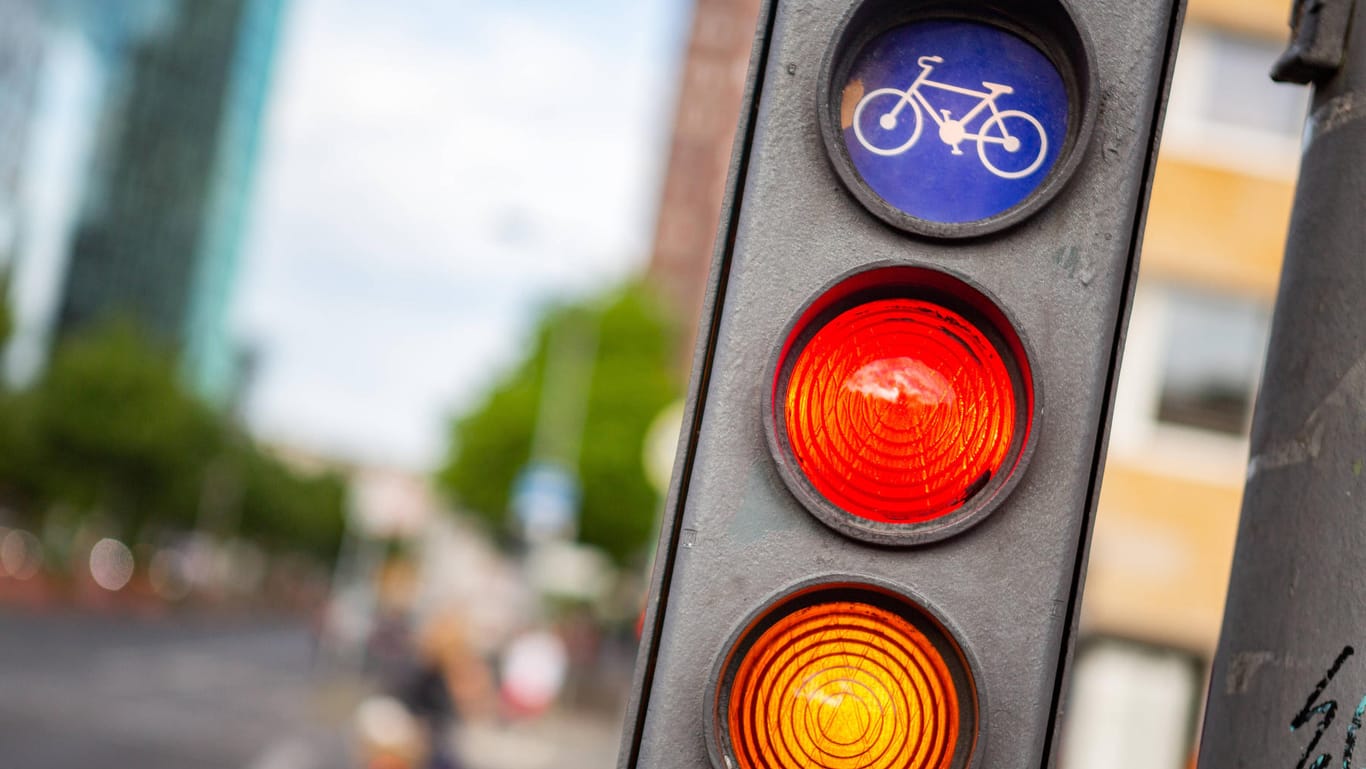 Eine Radfahrerin steht an einer roten Fahrradampel (Symbolbild): In Steglitz ist eine Frau bei einem Unfall mit einem Transporter lebensgefährlich verletzt worden. Möglicherweise hat sie eine rote Ampel ignoriert.