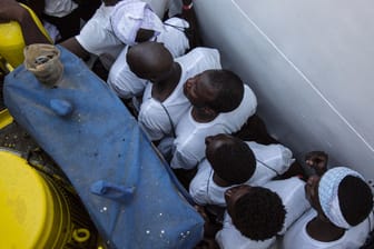 Flüchtlinge in Obhut von Ärzte ohne Grenzen (Archivbild): Ein Schiff der Organisation wurde von den italienischen Behörden festgesetzt.