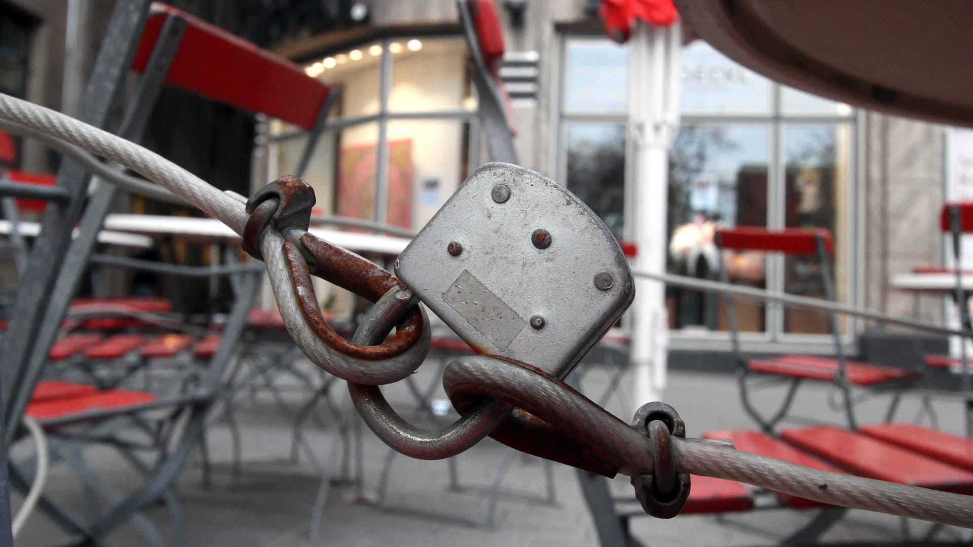 Der Außenbereich eines während des Lockdowns geschlossenes Restaurants (Symbolbild): Mit der Coronakrise verändert sich auch die Gastrolandschaft in der Domstadt.