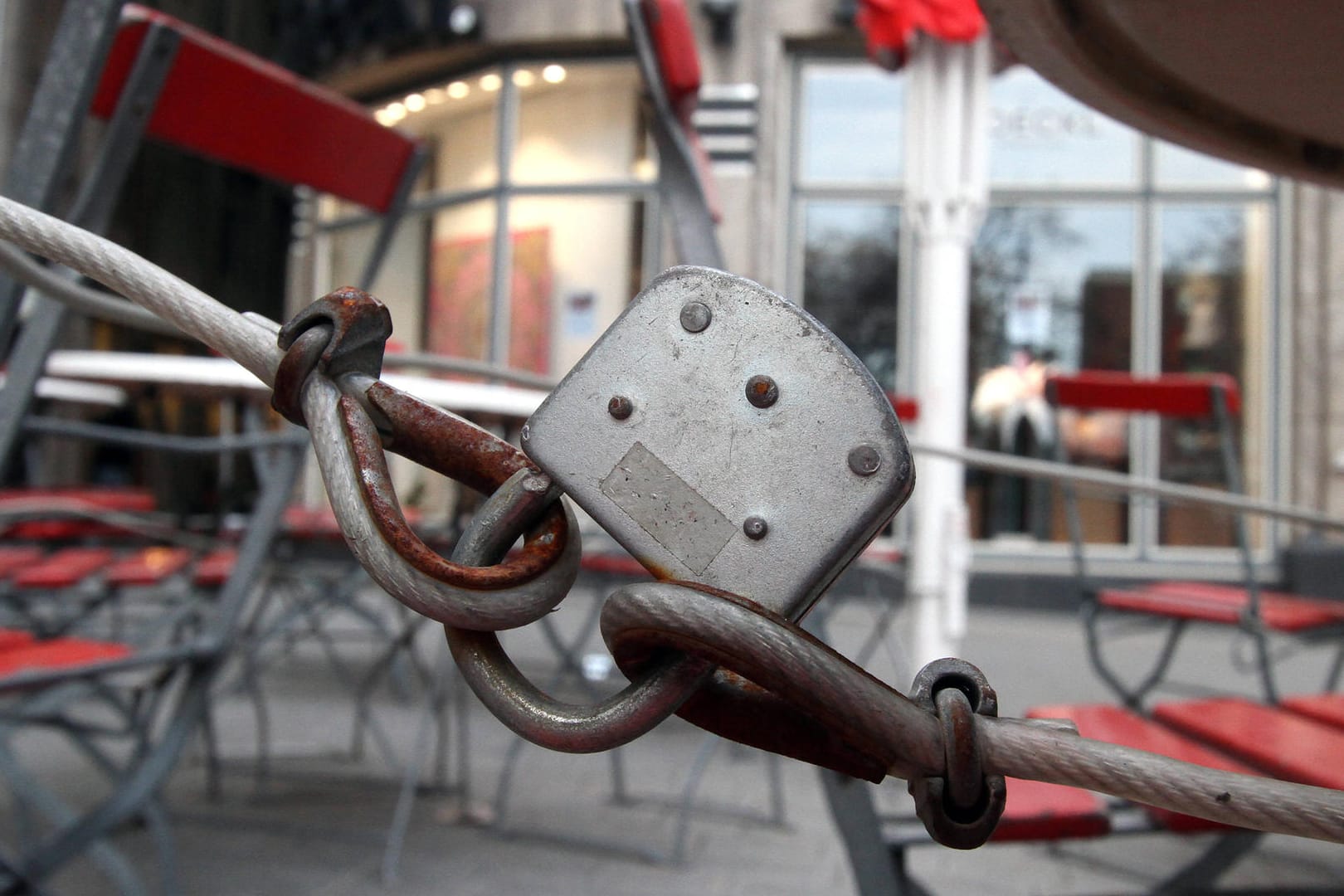 Der Außenbereich eines während des Lockdowns geschlossenes Restaurants (Symbolbild): Mit der Coronakrise verändert sich auch die Gastrolandschaft in der Domstadt.