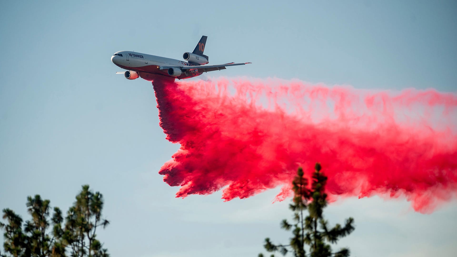 DC-10 Tankflugzeug im Einsatz: Die Regierung hat auch Soldaten zum Kampf gegen die Flammen geschickt.
