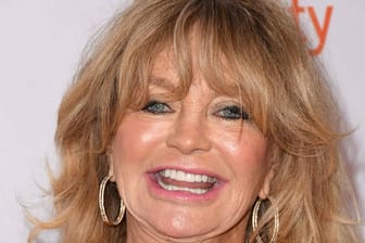 Goldie Hawn: Mit 75 Jahren springt sie tanzend durchs Wasser – und versprüht gute Laune.
