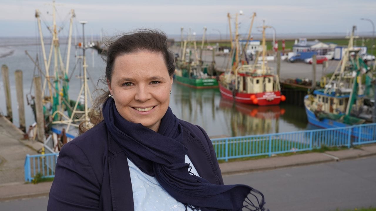 Sarah Michna, Kurdirektorin von Pellworm, am Hafen. Sarah Michna, Kurdirektorin von Pellworm, am Hafen.