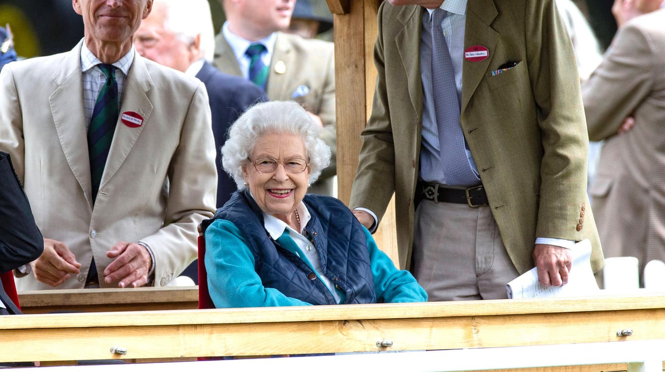 Queen Elizabeth II.: Die Königin ist bestens gelaunt.