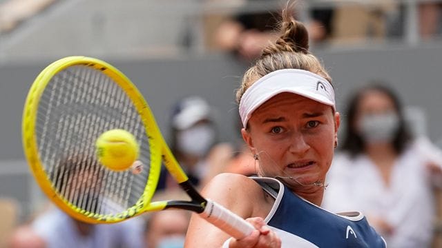 Müht sich nach ihrem French-Open-Titel ins Achtelfinale: Barbora Krejcikova. Müht sich nach ihrem French-Open-Titel ins Achtelfinale: Barbora Krejcikova.
