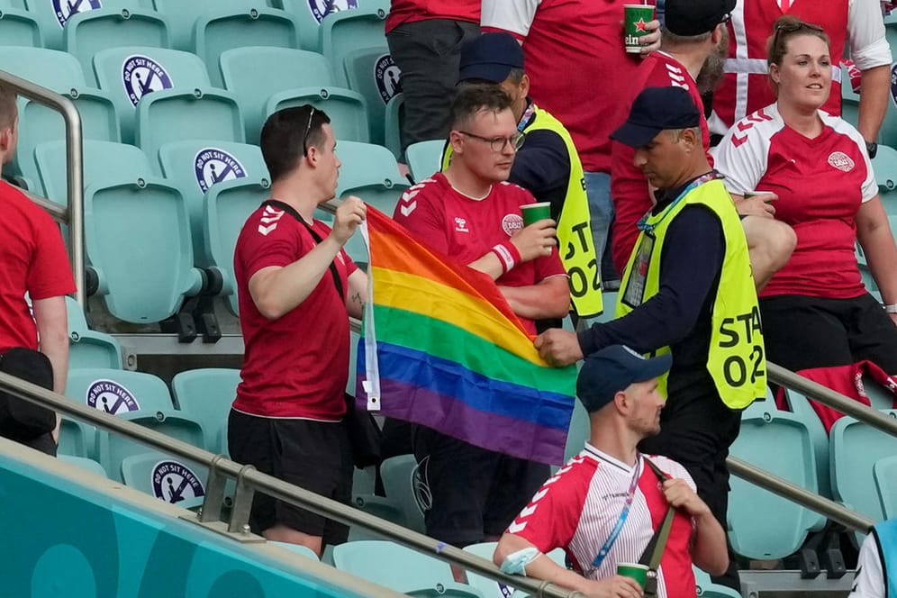 EM-Spiel in Baku: Zwei dänische Fans zeigten eine Regenbogenfahne und zogen damit die Aufmerksamkeit der Ordner auf sich.