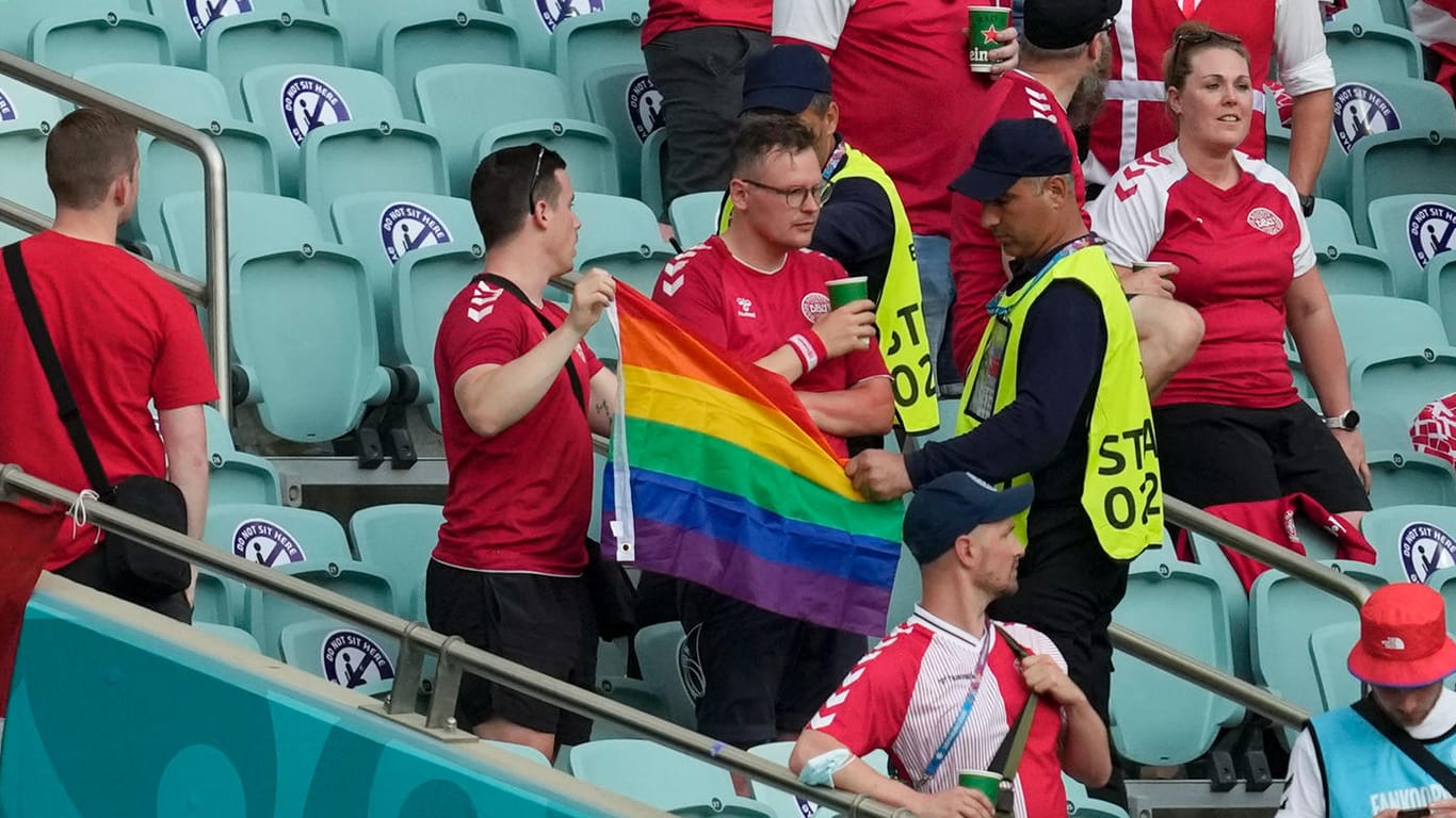 EM-Spiel in Baku: Zwei dänische Fans zeigten eine Regenbogenfahne und zogen damit die Aufmerksamkeit der Ordner auf sich.