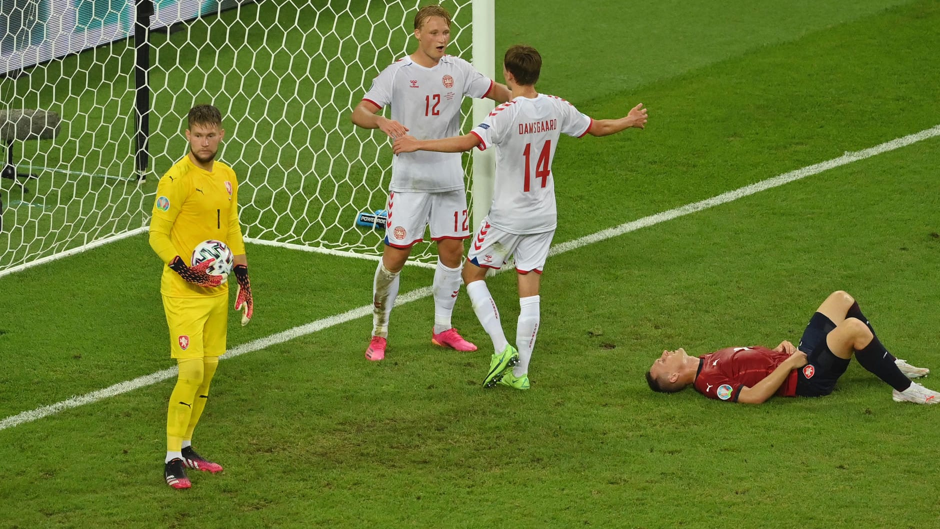 Jubel in Weiß-Rot: Torschütze Dolberg (l.) und Teamkollege Damsgaard feiern, die Tschechen sind enttäuscht.