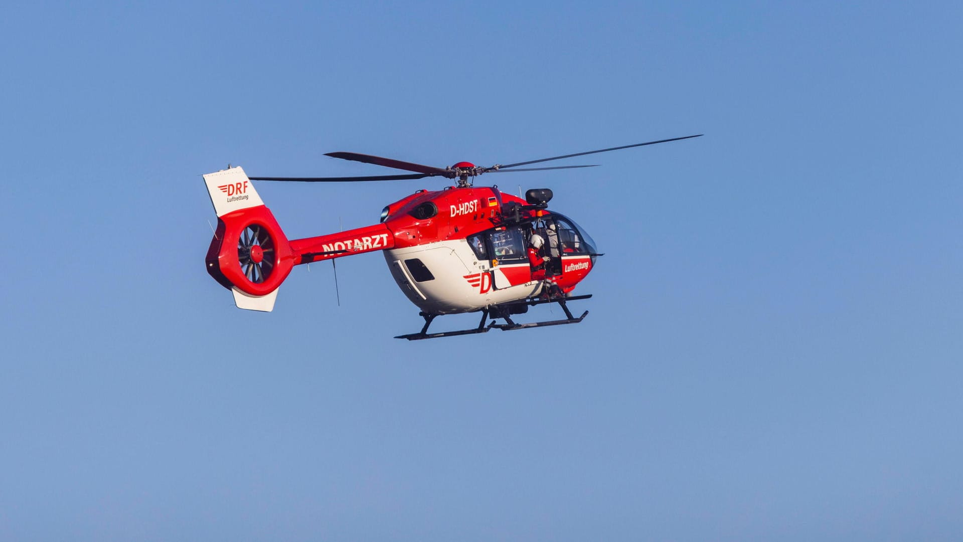 Luftrettung im Einsatz (Archivbild): Nach dem Unfall am Riedbergpass brachte ein Rettungshubschrauber den Motorradfahrer in ein Krankenhaus. Luftrettung im Einsatz (Archivbild): Nach dem Unfall am Riedbergpass brachte ein Rettungshubschrauber den Motorradfahrer in ein Krankenhaus.