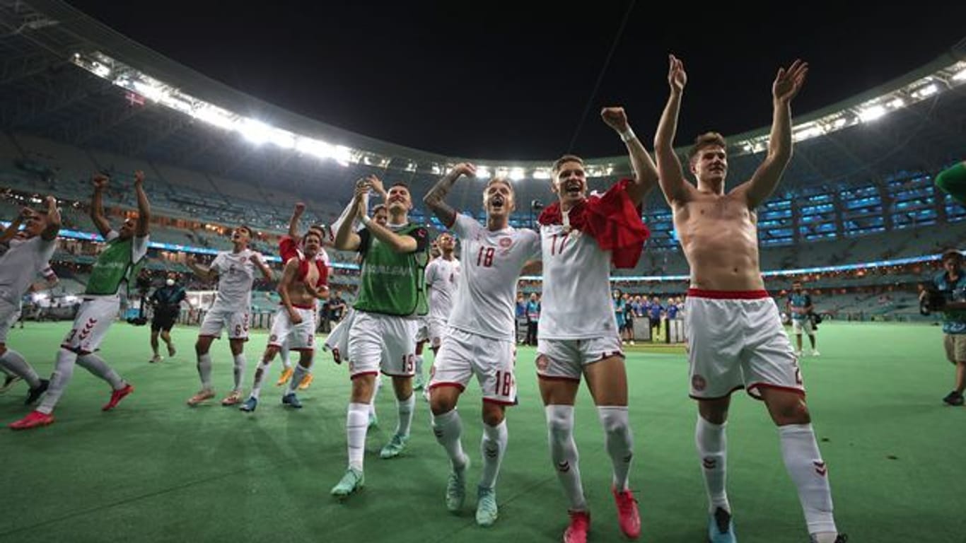 Dänemarks Spieler feiern nach dem Spiel mit einigen Fans den Einzug ins EM-Halbfinale.