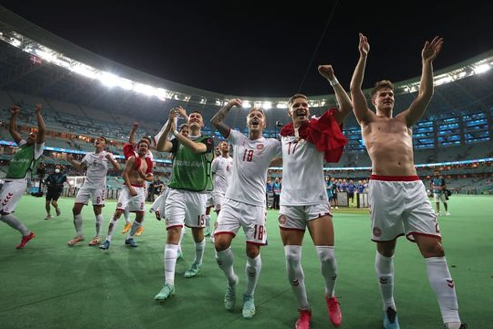 Dänemarks Spieler feiern nach dem Spiel mit einigen Fans den Einzug ins EM-Halbfinale.